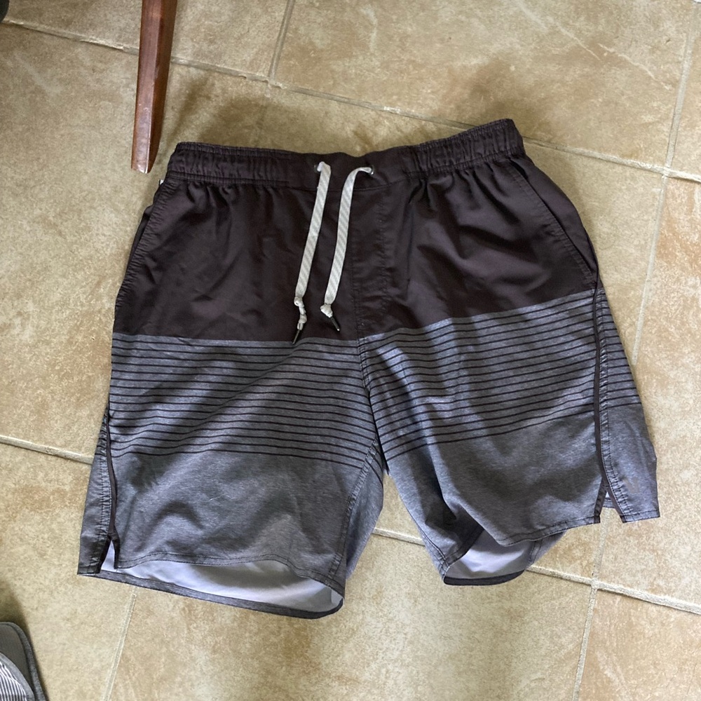 Vuori shorts - size L